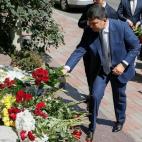El primer ministro ucraniano, Volodymyr Groysman, deja un ramo de flores junto a las decenas de ofrendas de sus conciudadanos frente a la embajada francesa en la capital, Kiev.