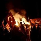 Un grupo de manifestantes se muestran a favor de Erdogan, presidente de Turquía, tras el intento de golpe de estado. Agitan banderas nacionales turcas en la plaza de Taksim, Estambul.