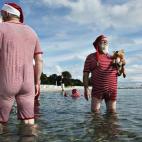 La ciudad de Copenhague se ha llenado de personas vestidas de Papá Noel participando en la 59 edición del Congreso de Papás Noel en la playa de Bellevue, Dinamarca.