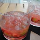 La caipiroska es un cóctel derivado de la caipirinha: la diferencia es que se prepara con vodka en lugar de cachaça. Esta receta lleva lima y fresas maduras para darle un toque dulce. Las instrucciones puedes leerlas aquí.