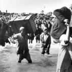 Un grupo de palestinos, escapando de sus casas en Acre, hoy Israel, en 1948.&nbsp;