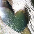 El Parque Estatal de Glen Park, en el estado de Nueva York, esconde una sorpresa para los más enamorados: una pequeña piscina natural en forma de corazón, que se suma a las 19 cataratas y saltos de agua del recinto. Sin duda, uno de los recor...