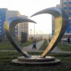 El arte moderno y las grandes urbes también homenajean al amor. Ekaterimburgo, en el centro de Rusia, es conocida por el festival de esculturas de hielo que se celebra cada año, aunque el visitante no puede dejar de visitar esta famosa escultu...