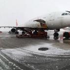 Fotograf&iacute;a facilitada por Iberia del aeropuerto Adolfo Su&aacute;rez Madrid-Barajas, donde el temporal ha obligado a cerrar dos de las cuatro pistas para limpiarlas de nieve.