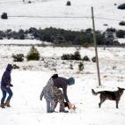 Una familia juega con la nieve en las proximidades de Barracas (Castell&oacute;n), donde lleva nevando desde el domingo.&nbsp;