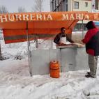 Vista de la monta&ntilde;a de Lugo, donde un hombre vende churros el d&iacute;a 5 de Febrero en la feria de Piedrafita do Cebreiro, a pesar de las copiosas nevadas ca&iacute;das en las &uacute;ltimas horas y que mantienen en alerta a treinta y d...