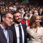 Feijóo, junto a su antecesor en la cúpula del PP, Pablo Casado, y la esposa de éste último, en el congreso que lo eligió como líder de los populares.