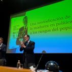 Feijóo arropando a Mariano Rajoy en un acto de presentación de uno de los libros del expresidente del Gobierno.