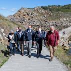 Feijóo paseando por la Islas Cíes, acompañado del ministro de Agricultura, Luis Planas.