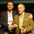 Feijóo agarrando al expresidente gallego Manuel Fraga, el 15 de enero 2006, durante el congreso del PP de Galicia en el que tomó el relevo de su maestro político.