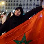 Una joven marroquí luce su bandera en la Puerta del Sol