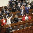 Varios diputados celebran la decisión del Congreso de destituir al presidente de Perú, Pedro Castillo