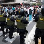 Castillo blinda las calles con polic&iacute;as para controlar las protestas sociales