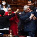 Abrazos entre los diputados en el Congreso tras confirmarse la destituci&oacute;n de Pedro Castillo