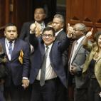 Jos&eacute; Daniel Williams Zapata, presidente del Congreso, celebra la destituci&oacute;n de Castillo