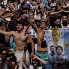 Hinchas de Argentina celebran la tercera victoria de su selecci&oacute;n en un Mundial de f&uacute;tbol