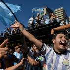 Hinchas de Argentina celebran la tercera victoria de su selecci&oacute;n en un Mundial de f&uacute;tbol