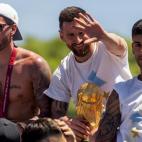 Messi saluda con la Copa del Mundo en la mano