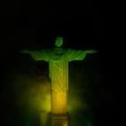 La estatua del Cristo Redentor, s&iacute;mbolo de R&iacute;o de Janeiro y de Brasil, se ti&ntilde;&oacute; este jueves de verde y amarillo en se&ntilde;al de respeto por la muerte del &uacute;nico tricampe&oacute;n mundial de f&uacute;tbol, Pel&...