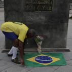 El brasileño Marcio Da Silva rinde tributo a Pelé hoy, frente al estadio Maracaná de Río de Janeiro