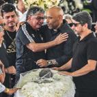 El exjugador del Santos Manoel Maria (izquierda) abraza al hijo de Pelé, Edinho