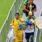 Seguidores despiden al delantero brasileño Pelé con pancartas