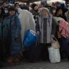 Refugiados ucranianos llegan a Polonia con lo que han podido rescatar de sus casas