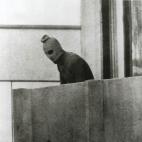 La ic&oacute;nica imagen de uno de los terroristas, asomado a un balc&oacute;n de la villa ol&iacute;mpica, el 5 de septiembre de 1972.