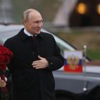 Con rosas rojas en la Plaza Roja de Moscú