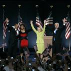 Los Obama y los Biden en la victoria en un mitin masivo en Chicago (2008)
