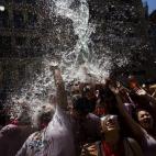 Celebración durante el chupinazo de las Fiestas de San Fermín, Pamplona.
