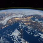 El astronauta Tim Peake, de la Agencia Espacial Europea, compartió esta impactante fotografía con sus seguidores el 25 de enero de 2016 bajo el título: "Un bonito paseo nocturno sobre Italia, los Alpes y el Mediterráneo".