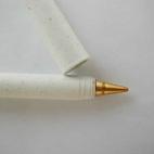 Diversos modelos de bolígrafos llevan cartón reciclado como material principal de su estructura (salvo la tinta y el resto de componentes metálicos y plásticos). Este tipo de bolígrafos se pueden encontrar en tiendas especializadas, así co...