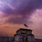 Una tormenta se aferra al atardecer junto a un puesto de la Armada de E.E.U.U cerca de Kunjak, Afganistán.