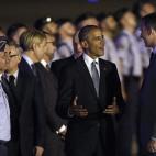 El presidente de Estados Unidos, Barack Obama (2-d), conversa con el rey Felipe VI (d) a su llegada la base aérea de Torrejón (Madrid)