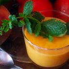 Esta sopa fr&iacute;a mezcla la acidez del tomate con el dulzor del melocot&oacute;n. Sigue estos tres sencillos pasos para hacerla.