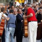 Artur Mas y el alcalde de Barcelona, Xavier Trias, saludan a los violonchelistas que han participado en la ofrenda floral.