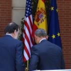 Con unos minutos de retraso, Obama ha llegado en su coche oficial hasta las puertas de la Moncloa, donde le esperaba Rajoy.