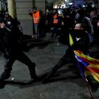 Catalan pro-independence demonstrators and riot police clash during a protest against police action, in Barcelona, Spain, October 26, 2019. REUTERS/Albert Gea