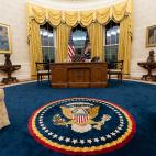 El despacho a&uacute;n conserva las cortinas doradas de Trump.