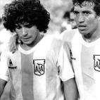 El futbolista argentino junto a su compa&ntilde;ero de la selecci&oacute;n Am&eacute;rico Gallego en el Mundialito celebrado en Uruguay en enero de 1981.