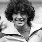 Con s&oacute;lo 21 a&ntilde;os, Maradona ya era considerado el mejor jugador de f&uacute;tbol del mundo. En la foto, antes de jugar un partido en Par&iacute;s contra el Paris Saint-Germain.