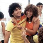 Maradona con su novia Claudia Villafane en Sevilla en junio de 1982, durante la celebraci&oacute;n del Mundial de Espa&ntilde;a.