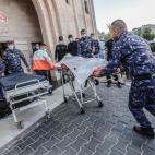 Un palestino herido está siendo llevado al hospital Al-Shifa para recibir tratamiento después de un ataque aéreo israelí en la ciudad de Gaza.
