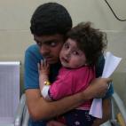 Una niña palestina a punto de recibir tratamiento médico.