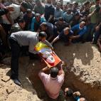 Los palestinos entierran el cuerpo de Hussien Hamad, de 11 años, durante su funeral en Beit Hanoun, en el norte de la Franja de Gaza, el 11 de mayo de 2021.