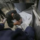 Un joven palestino llora a su pariente, que murió en un ataque aéreo israelí dentro de la morgue del hospital Al-Shifa.
