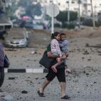 Una familia abandona su barrio mientras continúan los bombardeos de Israel