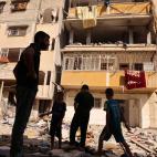 Los palestinos evalúan los daños causados ​​por un ataque aéreo israelí en la ciudad de Khan Yunis, en el sur de la Franja de Gaza