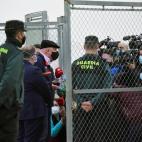Villarejo, declarando ante los medios que le esperaban a las puertas de la cárcel